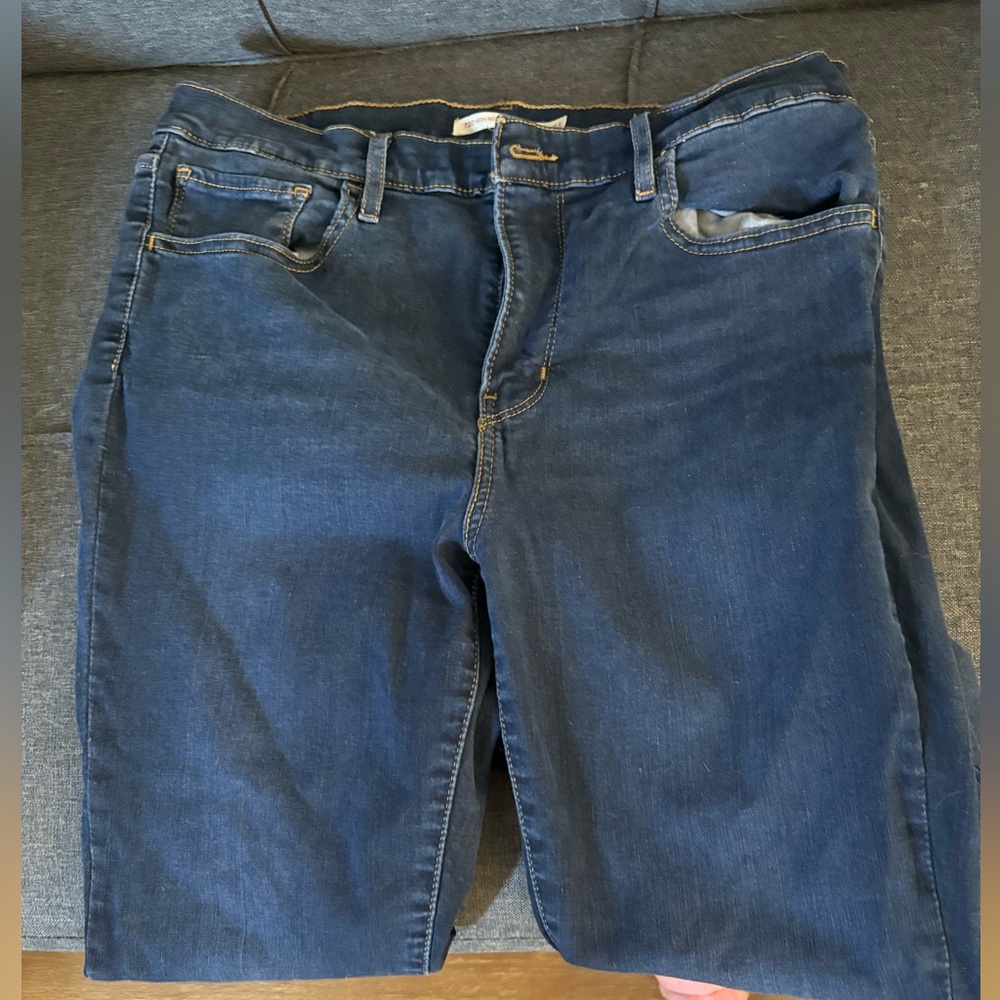 Levi’s 720 high rise super skinny dark wash jeans! Size 31!